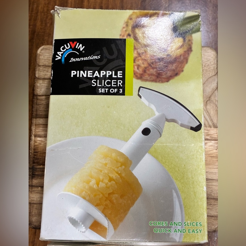 Vacuvin  Innovations Pineapple Slicer Cores and Slices